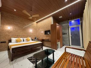 Serene Mountains Munnar - Glass Villa