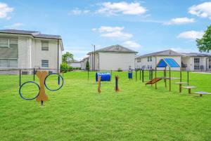 Modern 1BR Monthly Stay Pool, Gym & Parking