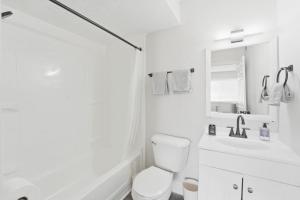 Modern 1BR Monthly Stay Pool, Gym & Parking