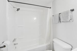 Modern 1BR Monthly Stay Pool, Gym & Parking