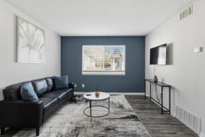 Modern 1BR Monthly Stay Pool, Gym & Parking