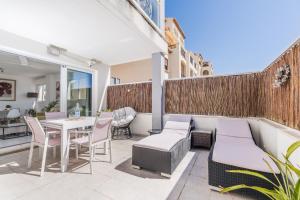 Beautiful Apartment, 350m from the Arenal beach, sleeps 6, private covered parking, 2 outdoor terraces