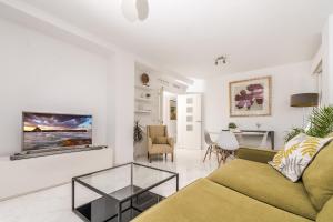 Beautiful Apartment, 350m from the Arenal beach, sleeps 6, private covered parking, 2 outdoor terraces