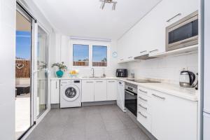 Beautiful Apartment, 350m from the Arenal beach, sleeps 6, private covered parking, 2 outdoor terraces