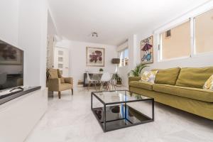 Beautiful Apartment, 350m from the Arenal beach, sleeps 6, private covered parking, 2 outdoor terraces