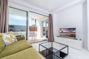 Beautiful Apartment, 350m from the Arenal beach, sleeps 6, private covered parking, 2 outdoor terraces
