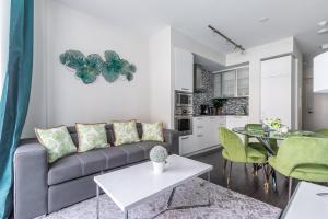 Green Modern 1 Bedroom 40Fl Condo with Balcony in Downtown