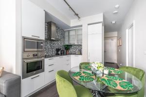 Green Modern 1 Bedroom 40Fl Condo with Balcony in Downtown