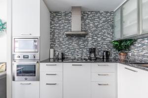 Green Modern 1 Bedroom 40Fl Condo with Balcony in Downtown