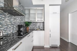Green Modern 1 Bedroom 40Fl Condo with Balcony in Downtown