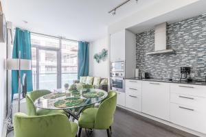 Green Modern 1 Bedroom 40Fl Condo with Balcony in Downtown