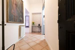 Santonofrio Apartments Silver e White