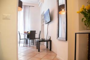 Santonofrio Apartments Silver e White