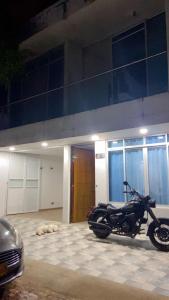 Casa de dos pisos con piscina Villeta