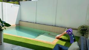 Casa de dos pisos con piscina Villeta