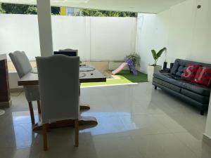 Casa de dos pisos con piscina Villeta