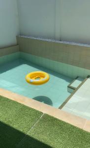 Casa de dos pisos con piscina Villeta