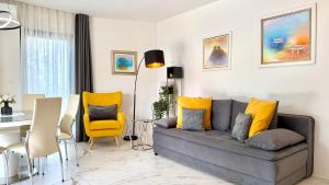 Moonlight Luxury Apartment with Private Pool and Parking