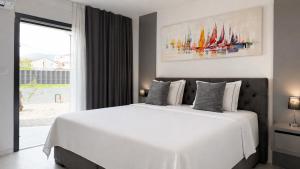 Moonlight Luxury Apartment with Private Pool and Parking
