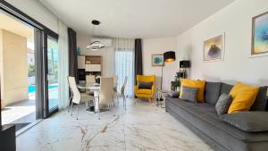 Moonlight Luxury Apartment with Private Pool and Parking