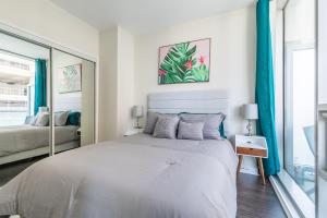 Green Modern 1 Bedroom 40Fl Condo with Balcony in Downtown