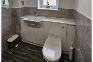 2 Bed Apartment Sleeps 4 - Seaviews - Free Parking