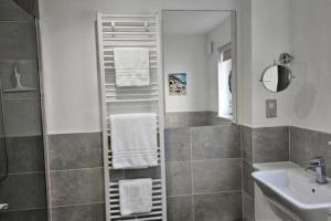 2 Bed Apartment Sleeps 4 - Seaviews - Free Parking
