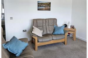 2 Bed Apartment Sleeps 4 - Seaviews - Free Parking