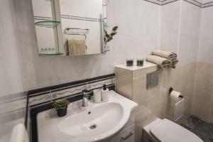 Large 6-Bedroom Apartment for Groups - Gertrudes Street