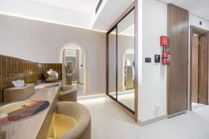 PNB Living - Luxury Canal View Studio - Private Jacuzzi