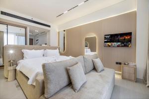 PNB Living - Luxury Canal View Studio - Private Jacuzzi