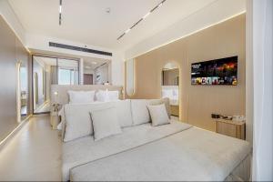 PNB Living - Luxury Canal View Studio - Private Jacuzzi