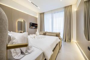PNB Living - Luxury Canal View Studio - Private Jacuzzi