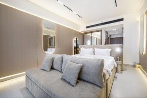 PNB Living - Luxury Canal View Studio - Private Jacuzzi