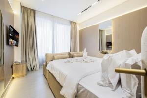 PNB Living - Luxury Canal View Studio - Private Jacuzzi