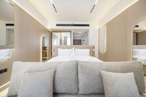 PNB Living - Luxury Canal View Studio - Private Jacuzzi