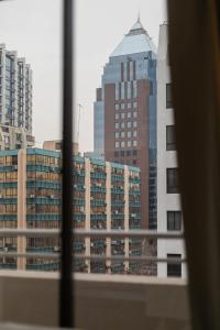 2BR Oasis with Pool Near MUT El Golf Retreat