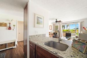 Hale Niu peek ocean view