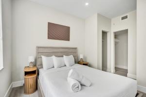 Chic 2BR 2BA South Beach Spot Ocean 1 Min Away 202