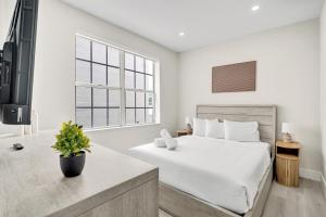 Chic 2BR 2BA South Beach Spot Ocean 1 Min Away 202