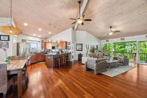 4 bd walk to shops restaurants and beach
