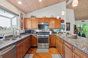 4 bd walk to shops restaurants and beach