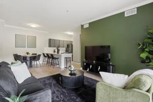 Stylish 3BR Getaway Close to Food & Fun
