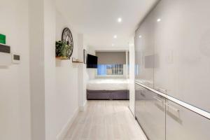 Studio steps from Marylebone St