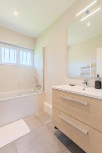 Bright and renovated house for 8 people parking