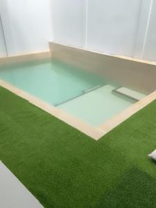 Casa de dos pisos con piscina Villeta
