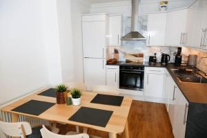 New Luxury 2 Bedroom Apartment with Great Links to Central London