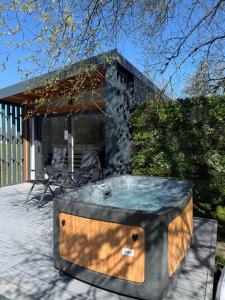 The Coo, Luxury glamping pod with hot tub, croft4glamping
