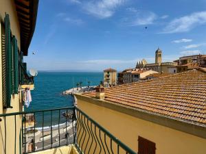 Porto Santo Stefano Sunny harbour apartment