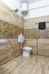 A Poolside Paradise Villa I Pet friendly & Serviced Villa I Open Air Lawn & Plunge Pool I Bonfire I Dance I Music I Full Party I Kasauli By Exotic Stays